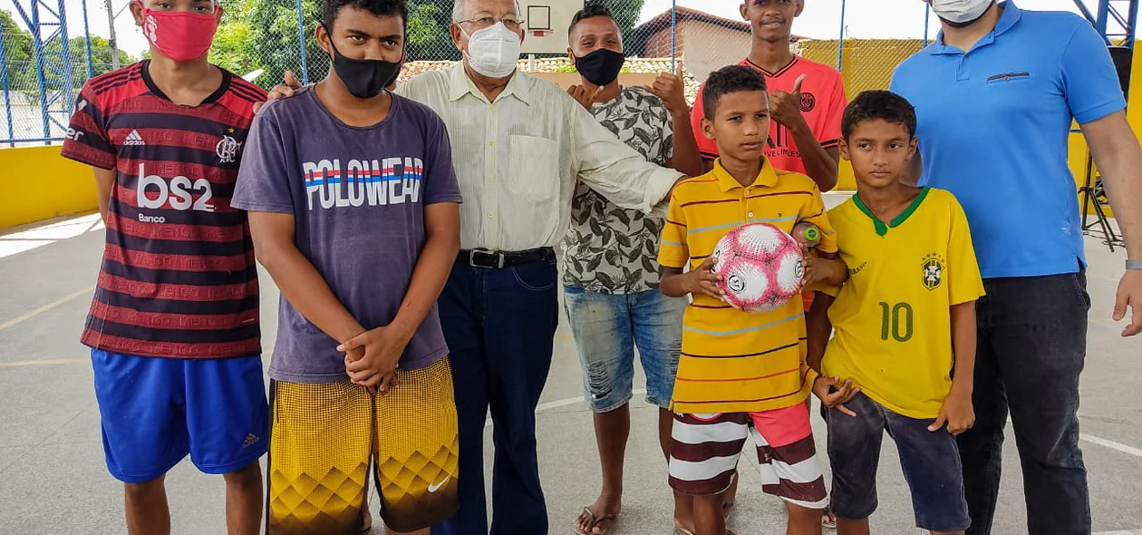 Prefeito entrega bola para jovens no bairro água mineral
