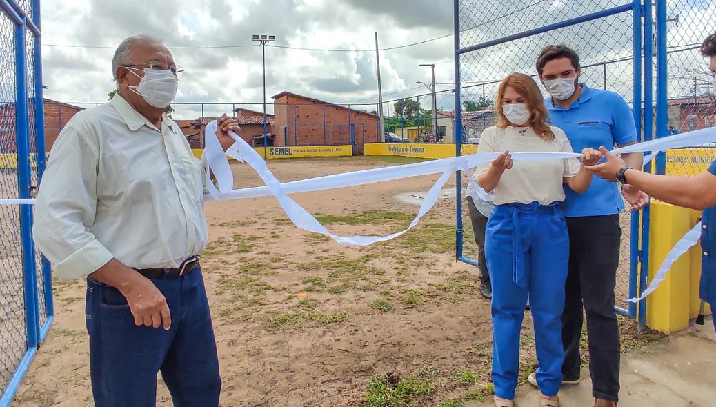 Prefeito entrega reforma do campo na zona norte de Teresina