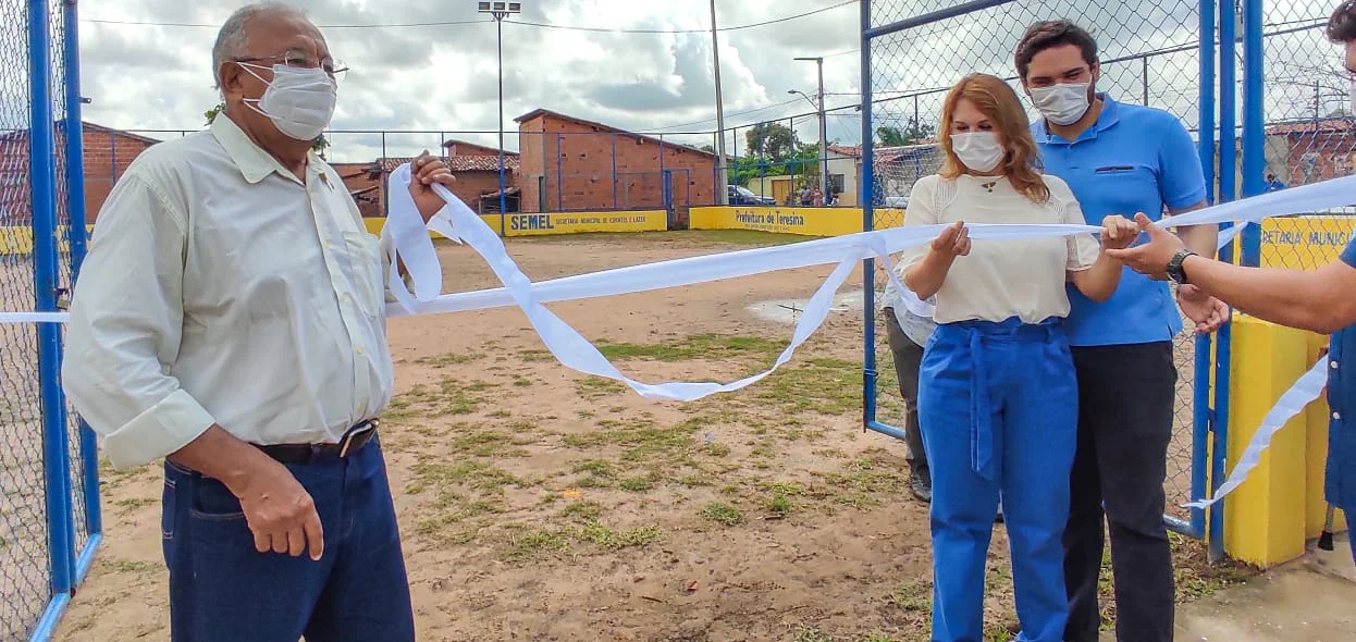 Prefeito entrega reforma do campo na zona norte de Teresina