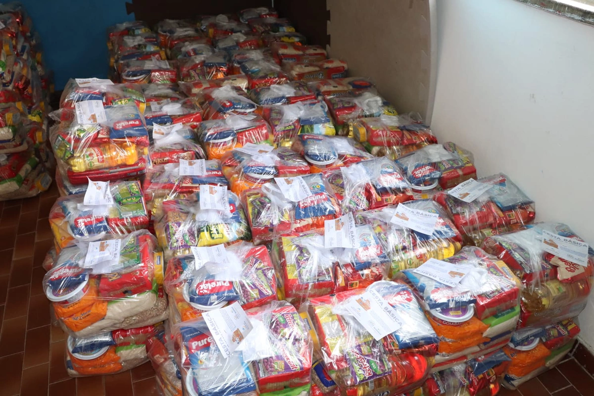 Prefeitura de Beneditinos entrega cestas básicas às famílias carentes