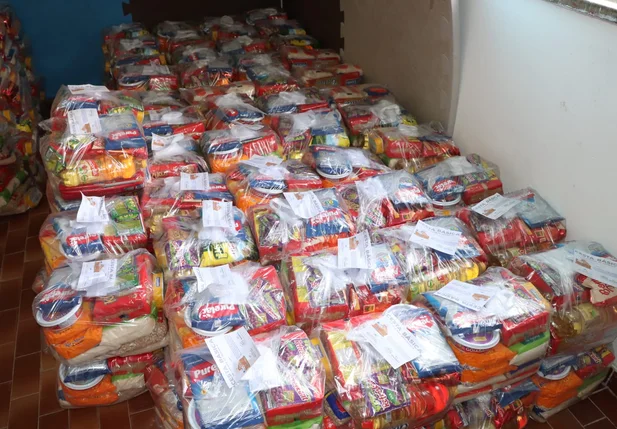 Prefeitura de Beneditinos entrega cestas básicas às famílias carentes