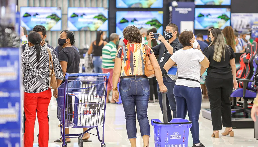 Primeiros clientes na loja Havan em Teresina