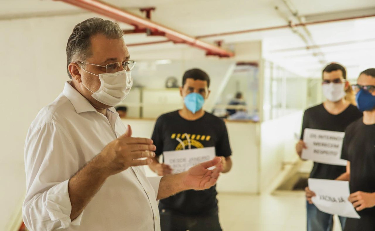 Secretário Florentino Neto conversa com estudantes da área de saúde