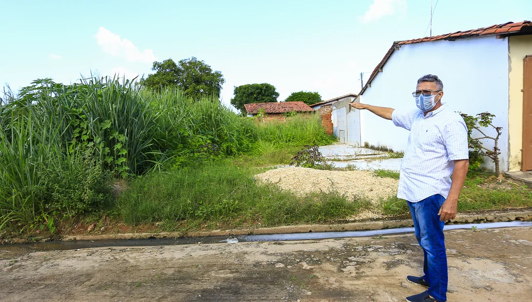 Senhor Agnelo Mendes mostrando onde era sua casa