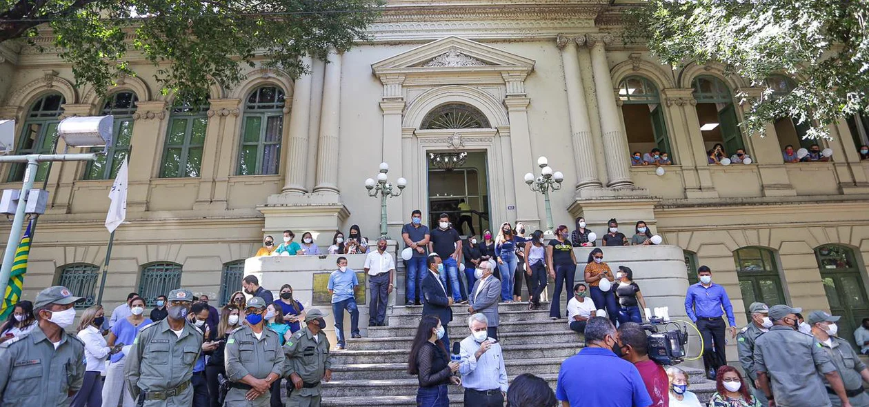 Servidores aguardam corpo de Firmino Filho na Prefeitura de Teresina
