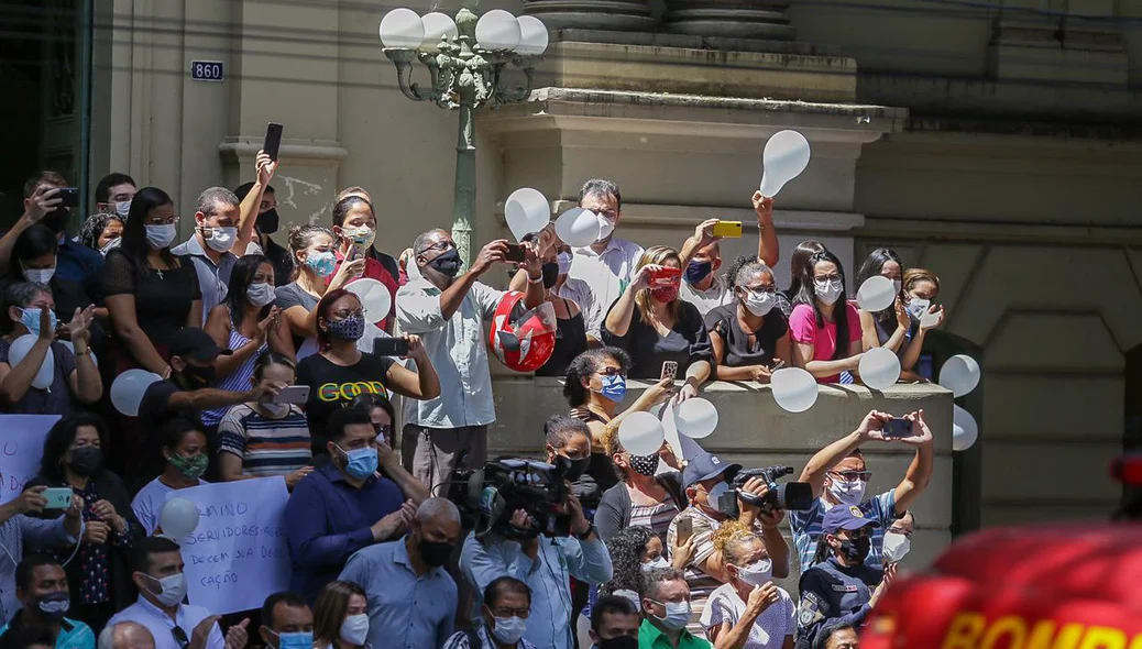 Servidores da Prefeitura de Teresina esperaram por cortejo de Firmino