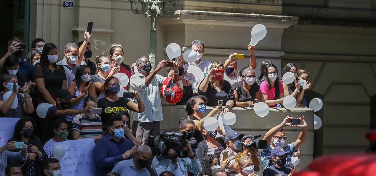 Servidores da Prefeitura de Teresina esperaram por cortejo de Firmino