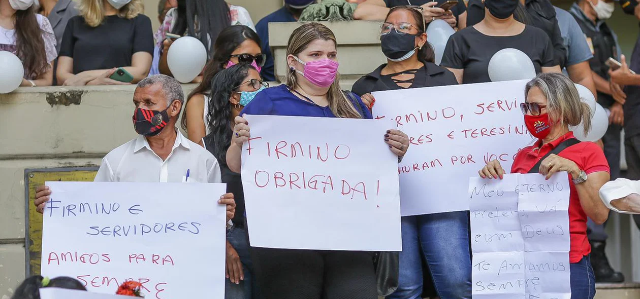 Servidores realizam homenagem ao ex-prefeito Firmino Filho