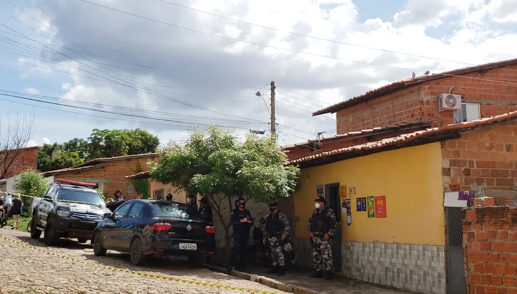 Suspeito ainda não identificado caiu morto na Rua Cazuza