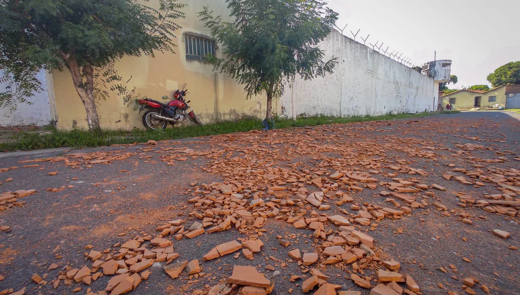 Telhas e tijolos jogados pelos internos de dentro do CEM