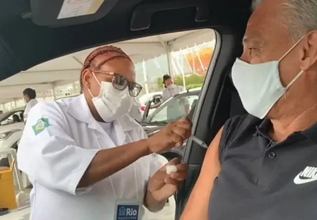 Tite recebe a primeira dose da vacina contra a covid-19