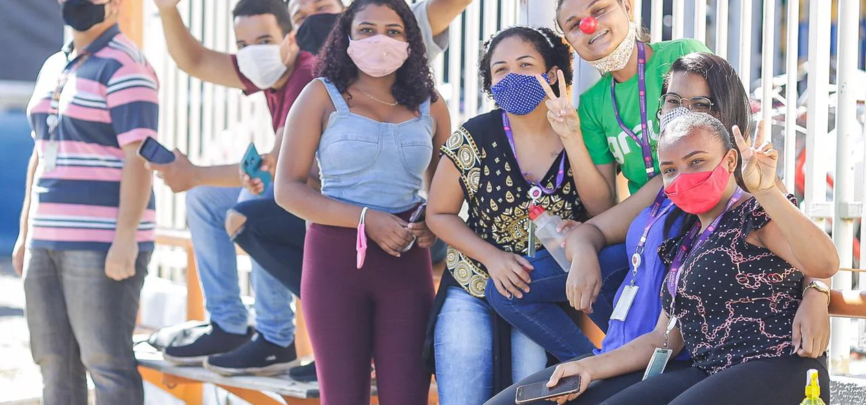 Trabalhadores protestam na frente da empresa