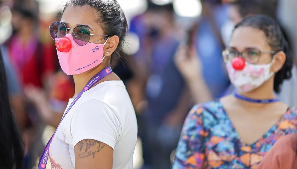 Trabalhadores usam nariz de palhaço durante protesto