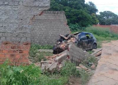 Veículo ficou destruído