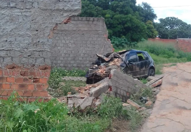 Veículo ficou destruído