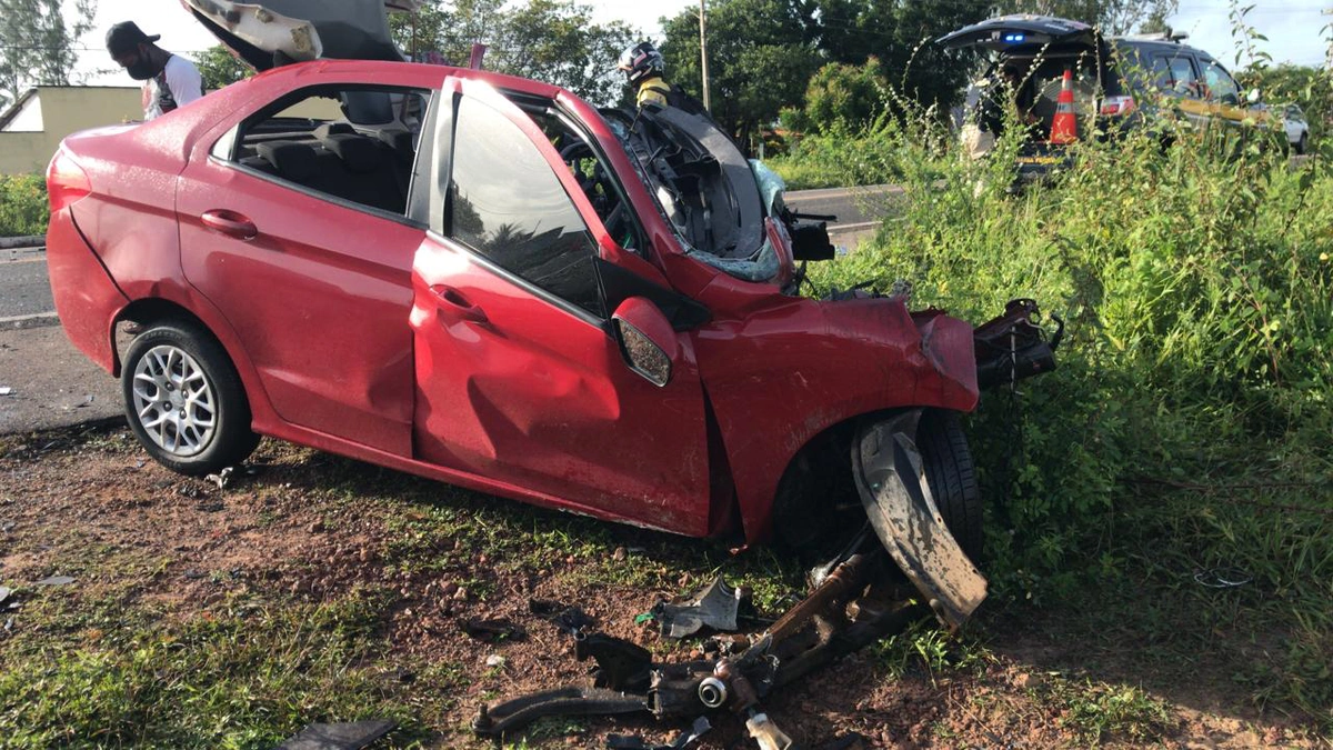 Veículo ficou totalmente destruído