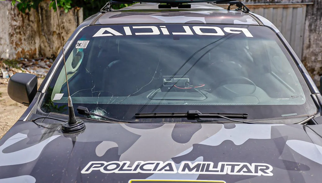 Viatura da PM cheia de marcas de tiro
