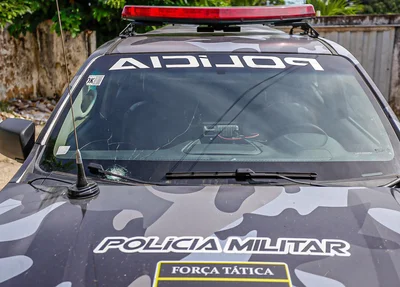 Viatura da PM cheia de marcas de tiro