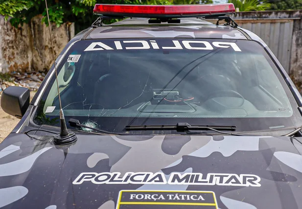 Viatura da PM cheia de marcas de tiro