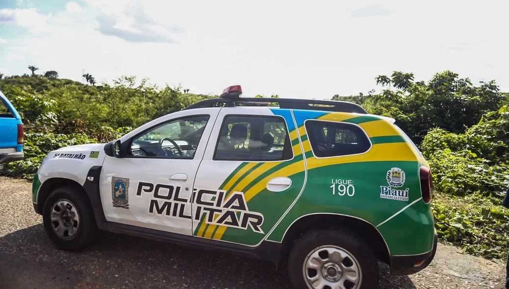 Viatura do 5º BPM no local