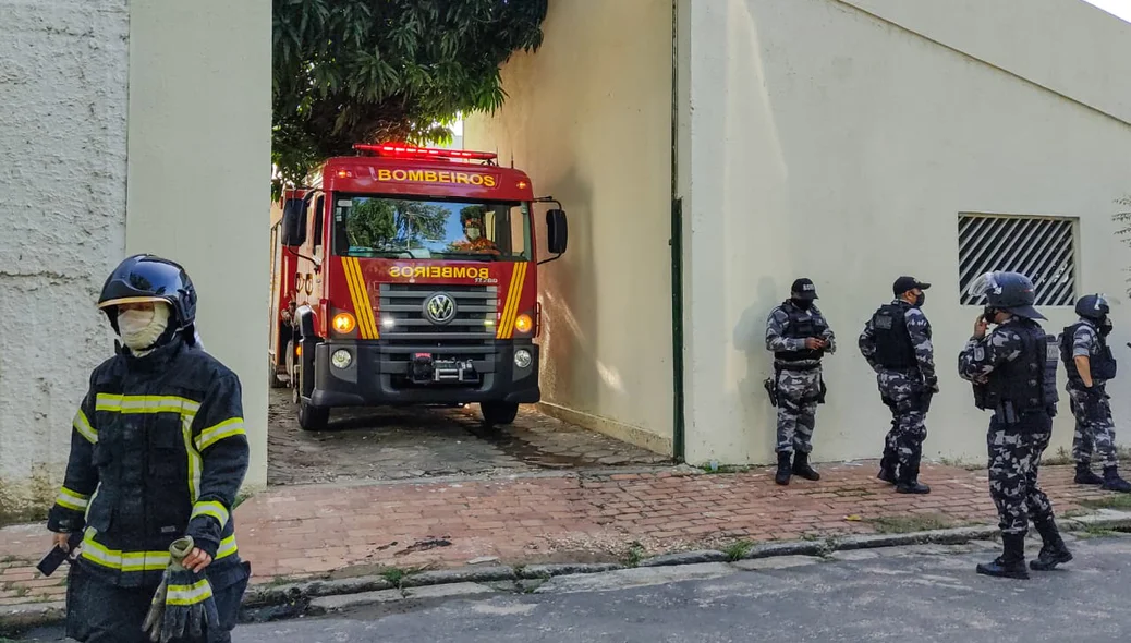 Viatura do corpo de bombeiros no centro educacional masculino