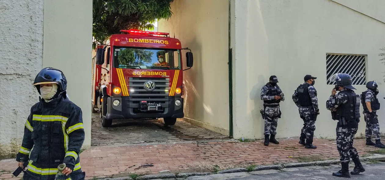Viatura do corpo de bombeiros no centro educacional masculino