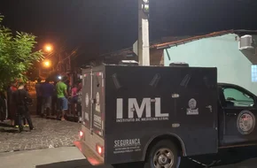 Viatura do IML no local do crime