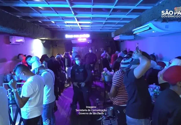 Vigilância Sanitária encerra festa com 100 pessoas em São Paulo