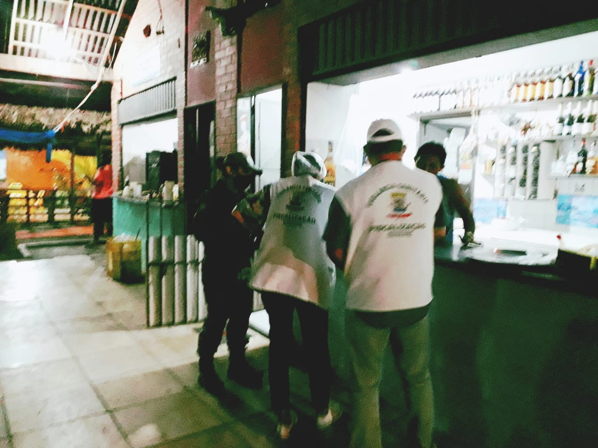 Vigilância Sanitária notificando estabelecimentos