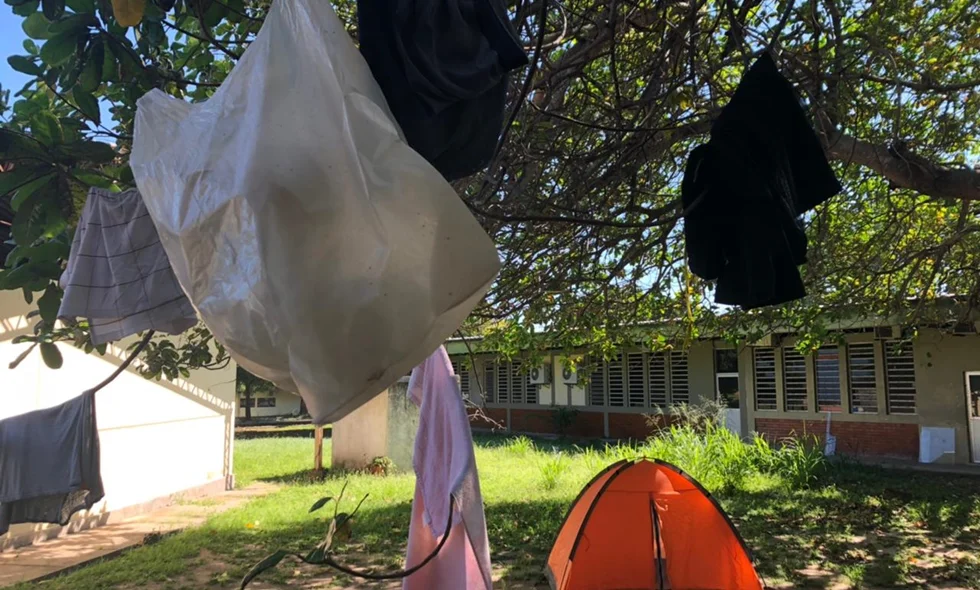 A barraca e roupas utilizadas pelo estudante