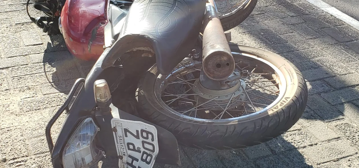 Acidente entre motos deixa dois feridos na Frei Serafim