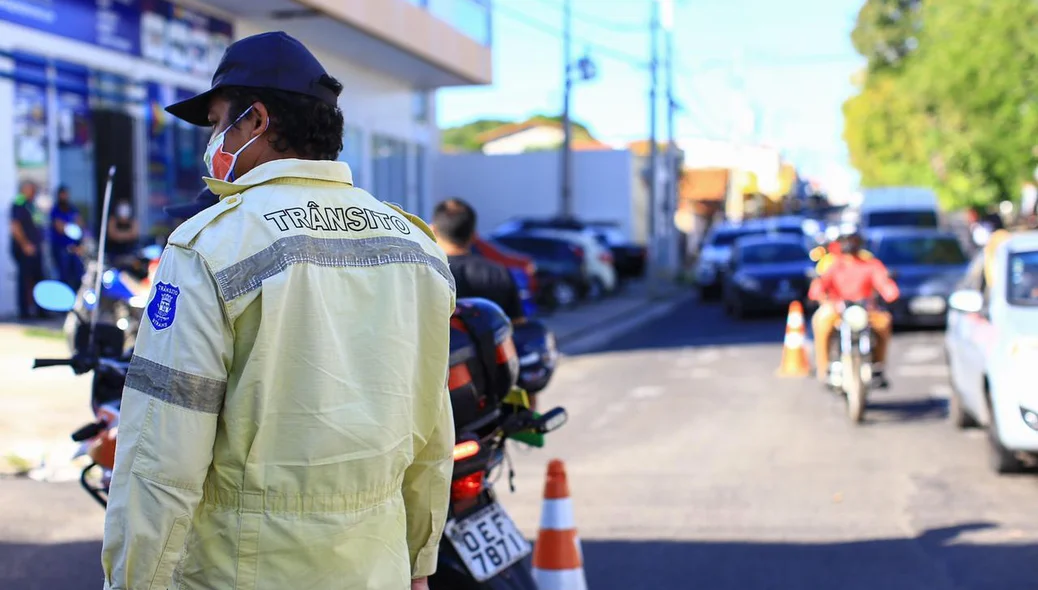 Agentes da Strans no local