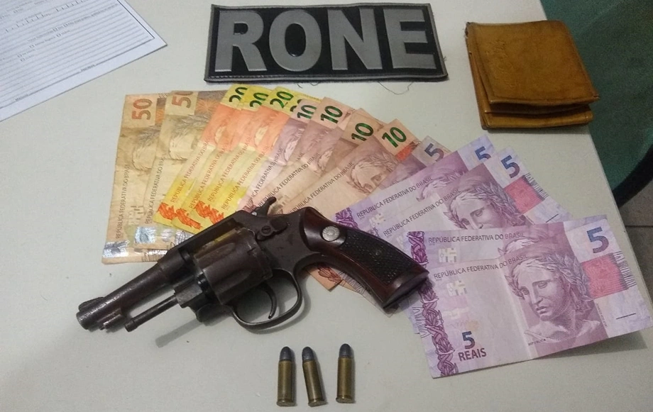 Arma de fogo e dinheiro são apreendidos pela PM