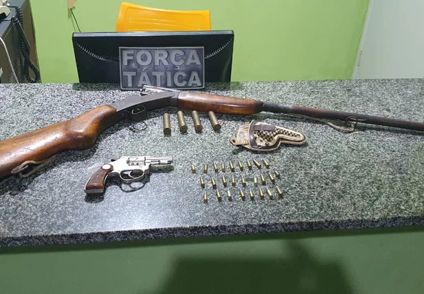 Armas de fogo e munição apreendida pela Polícia Militar