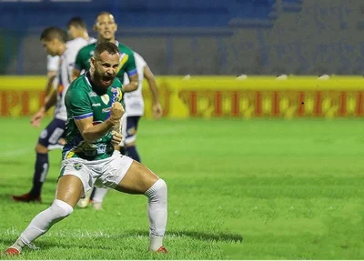Atacante Klenisson do Altos