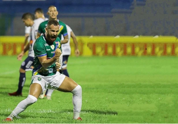 Atacante Klenisson do Altos