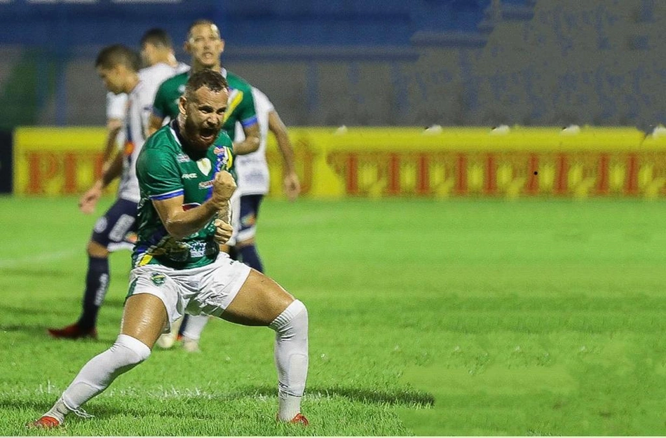 Atacante Klenisson do Altos