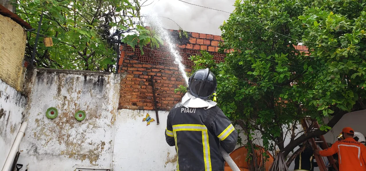 Bombeiros são chamados para apagar fogo em prédio