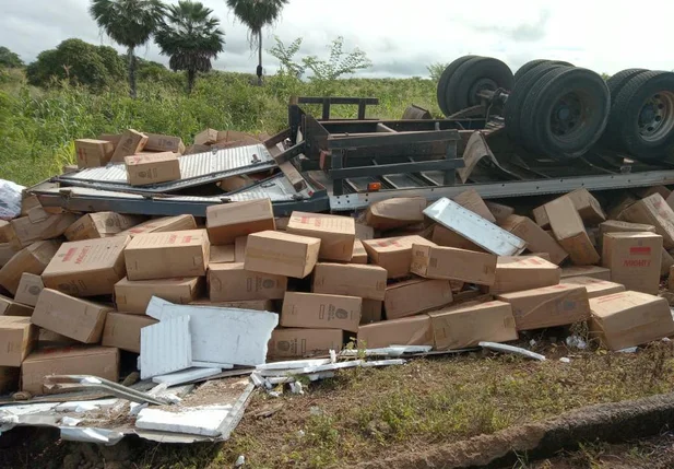 Caminhão carregado com maços de cigarro capota em Luís Correia