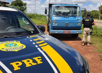 Caminhão recuperado pela PRF