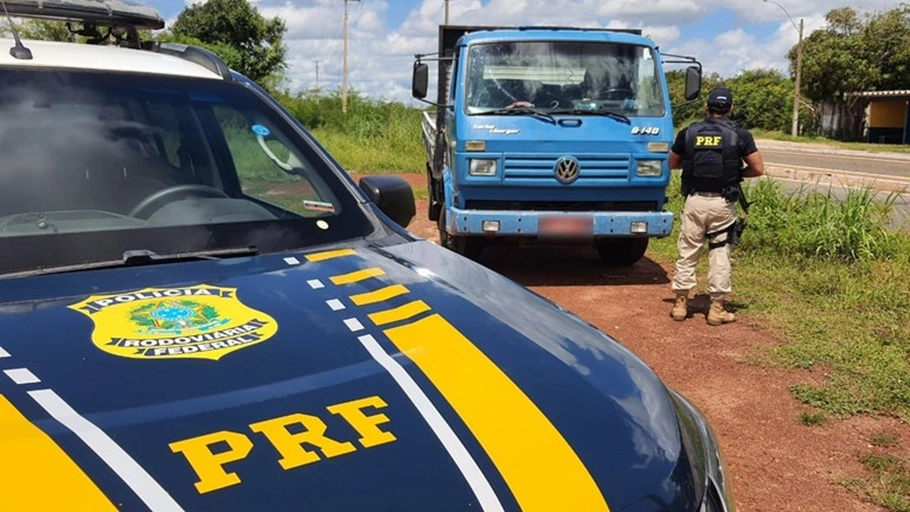 Caminhão recuperado pela PRF