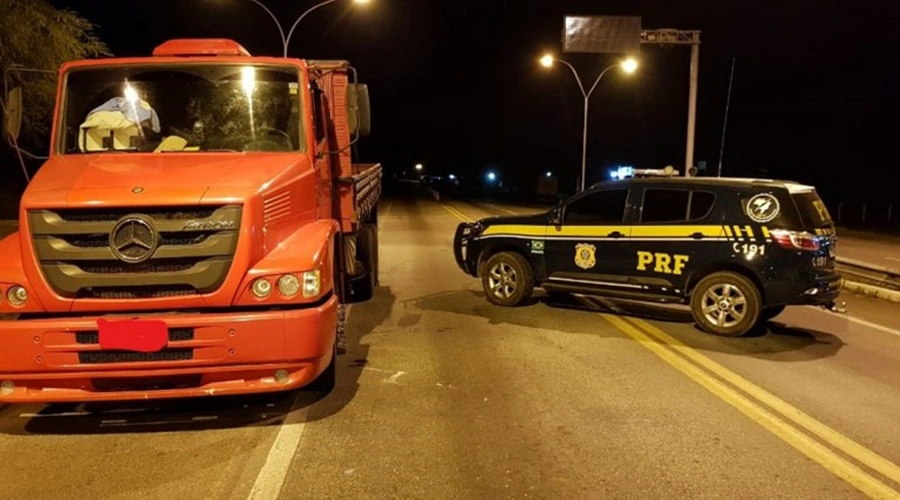 Caminhoneiro é flagrado com comprimido de rebite na BR 316 em Picos
