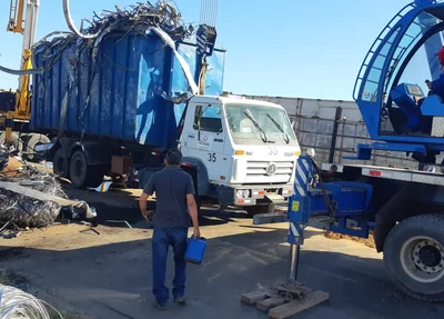 Carga do caminhão que caiu na pista