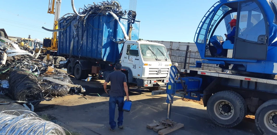 Carga do caminhão que caiu na pista