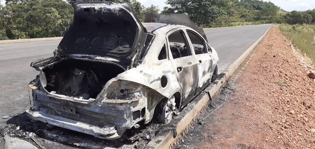 Carro ficou totalmente destruído
