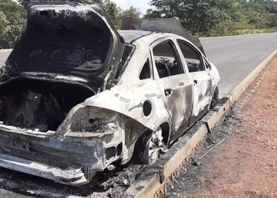 Carro ficou totalmente destruído