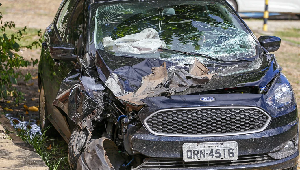 Carro totalmente destruído