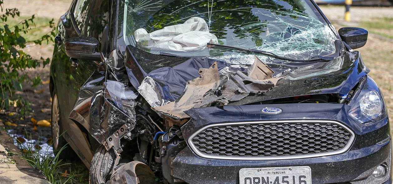 Carro totalmente destruído