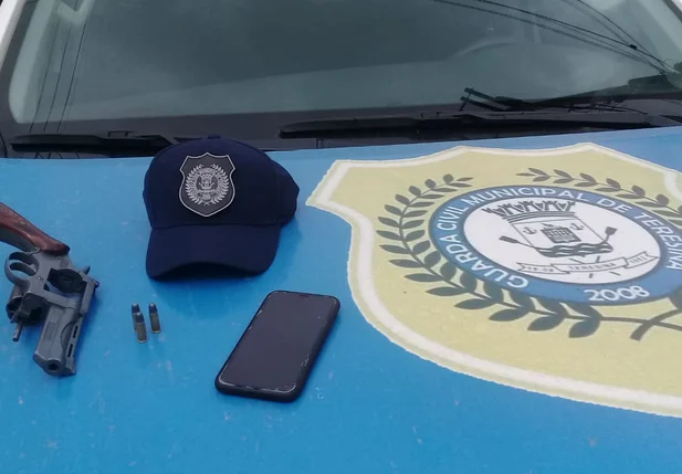 Celular e arma apreendidos