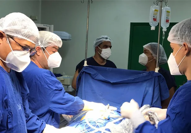Cirurgia laparoscópica no Hospital Regional Senador José Candido Ferraz